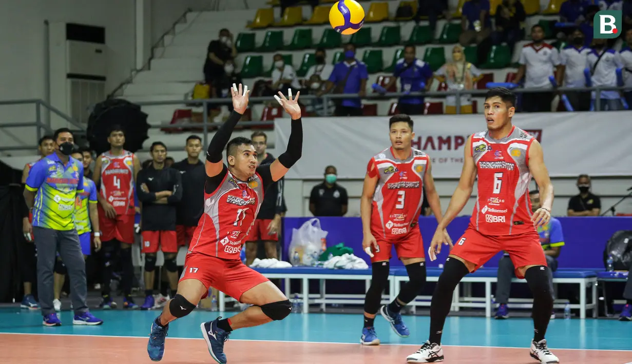 Pemain Surabaya Bhayangkara Samator, Rendy Tamamilang (kiri) berusaha mengembalikan bola saat menghadapi Bogor LavAni dalam laga Grand Final PLN Mobile Proliga 2022 di Padepokan Voli Jenderal Polisi Kunarto, Sentul, Minggu (27/03/2022). (Bola.com/Bagaskara Lazuardi)