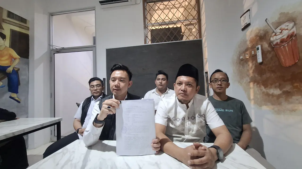 Ketua PGRI Kota Metro, Adi Firmansyah (peci hitam) dan Kuasa Hukumnya, Ryan Gumay. Foto : (Liputan6.com/Ardi).