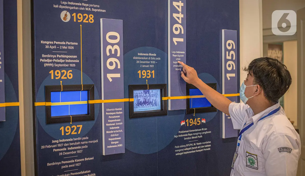 Pengunjung melihat timeline perjalanan Sumpah Pemuda dalam format digital di Museum Sumpah Pemuda Jakarta, Kamis (24/3/2022). Museum tersebut kembali dibuka pascarevitalisasi dengan menampilkan sejumlah perubahan untuk menarik perhatian pengunjung khususnya kaum milenial (Liputan6.com/Faizal Fanani)