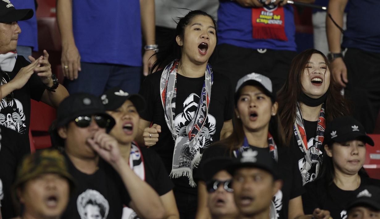 Suporter Thailand memberi dukungan saat melawan Indonesia pada laga kualifikasi Piala Dunia 2022 di SUGBK, Jakarta, Selasa (10/9). Indonesia takluk 0-3 dari Thailand. (Bola.com/M Iqbal Ichsan)