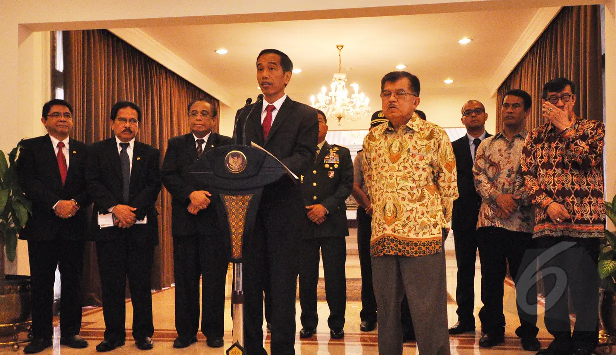 Presiden Jokowi (tengah) didampingi Wapres Jusuf Kalla dan jajaran menteri Kabinet Kerja memberikan keterangan pers sebelum melakukan kunjungan kenegaraan di Bandara Halim Perdanakusuma, Jakarta, Minggu (22/3). (Liputan6.com/Faizal Fanani)