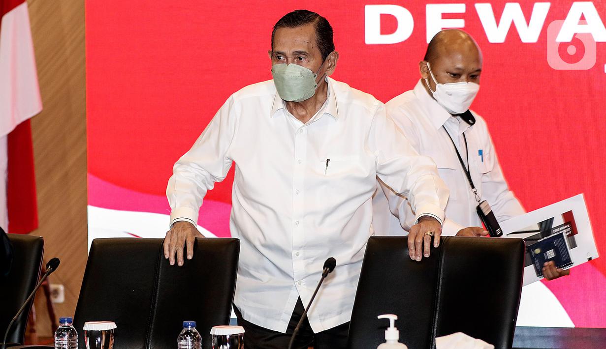 Ketua Dewan Pegawas KPK Tumpak Hatorangan Panggabean bersiap menyampaikan konferensi pers di Gedung ACLC KPK, Jakarta, Senin (9/1/2022). Dewas KPK menerima sebanyak 477 surat, baik dari internal maupun pihak eksternal, sepanjang tahun 2022. Di mana, dari 477 surat tersebut, 96 di antaranya merupakan laporan pengaduan masyarakat. (Liputan6.com/Johan Tallo)