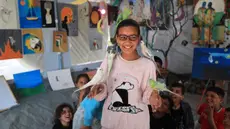 Anak-anak pengungsi Palestina mengikuti sesi dukungan psikologis di sebuah studio seni yang menggunakan hewan peliharaan dan burung di daerah Al-Zawaida, Jalur Gaza Tengah, pada Selasa 21 April 2026. Sejumlah anak-anak pengungsi Palestina mengikuti sesi konseling psikologis di sebuah studio seni di daerah Al-Zawaida, Jalur Gaza Tengah, pada Selasa 21 April 2026. (Eyad Baba/AFP)