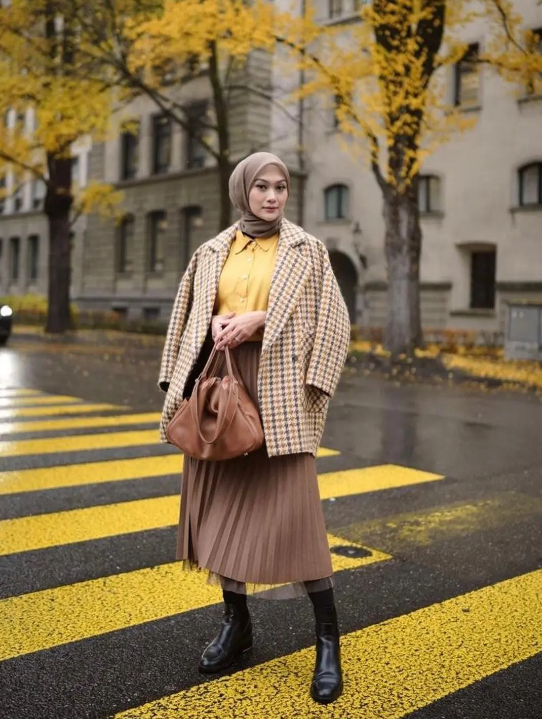 10 Inspirasi Padu Padan Rok Plisket Warna Cokelat, Kasual hingga Elegan