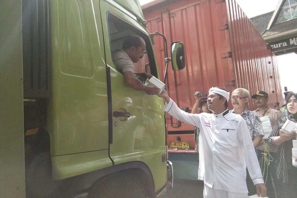 Alihkan Stres Korban Macet, Bupati Purwakarta Bagi-Bagi Makanan