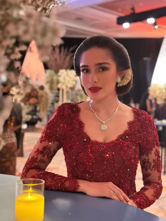 Yasmine dibalut dengan kebaya brokat warna merah yang dihiasi dengan beads blink-blink. Kebaya lengan panjang tersebut pin memilih kerah v neck. [@yaswildblood]