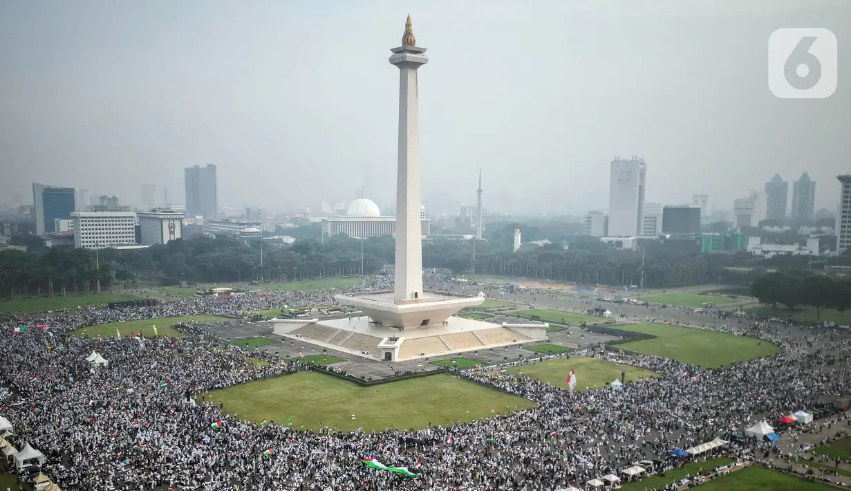 Suasana Aksi Bela Palestina di Monumen Nasional (Monas), Jakarta, Sabtu (2/12/2023). Aksi tersebut bertemakan "Munajat Kubro untuk Keselamatan NKRI (Negara Kesatuan Republik Indonesia) dan Kemenangan untuk Palestina". (Liputan6.com/Angga Yuniar)