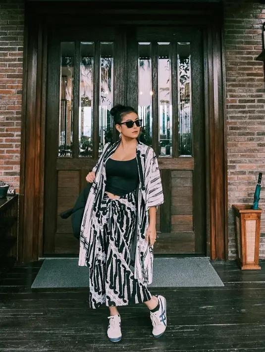 Tampil etnik dengan batik hitam putih yang nyentrik (Foto: Instagram @awkarin)