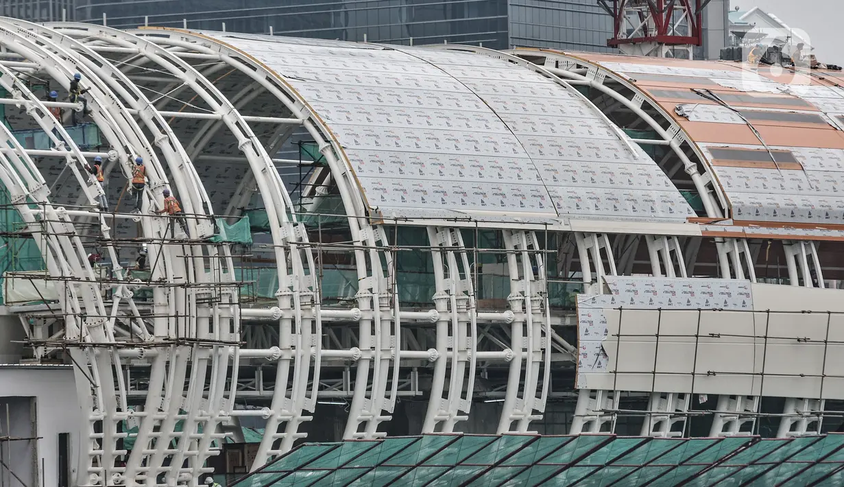 Pekerja menyelesaikan pembangunan stasiun Light Rail Transit (LRT) Dukuh Atas, Jakarta, Rabu (17/2/2021). Data per Januari 2021, pengerjaan prasarana LRT Jabodebek Tahap I telah mencapai 80,7 persen sehingga target beroperasi pada pertengahan 2022 akan tercapai. (merdeka.com/Iqbal S Nugroho)