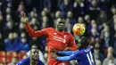 Penyerang Liverpool, Christian Benteke (tengah) mencoba merebut bola dari pemain Leicester City, N'Golo Kante (kanan) pada liga Premier Inggris di Stadion Anfield, Liverpool, Sabtu (26/12/2015). Liverpool menang 1-0. (AFP Photo/Lindsey Parnaby)