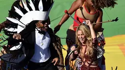 Shakira menyanyikan lagu "La La La (Brasil 2014)" bersama musisi Brasil Carlinhos Brown dalam upacara penutupan Piala Dunia 2014 di Stadion Macarana, Brasil, Senin (14/7/14). (AFP PHOTO/GABRIEL BOUYS)