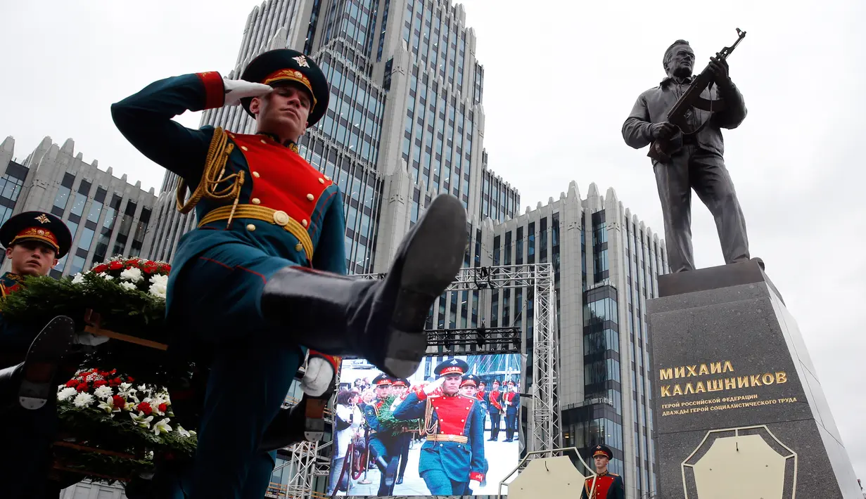 Petugas berbaris saat upacara peresmian patung Mikhail Kalashnikov di kota Moskow, Rusia (19/9). Patung penemu senapan AK-47 ini memiliki tinggi 7,5 meter dan melihat ke barat ke Garden Ring yang melingkar di pusat kota Moskow. (AFP Photo/Maxim Zmeyev)