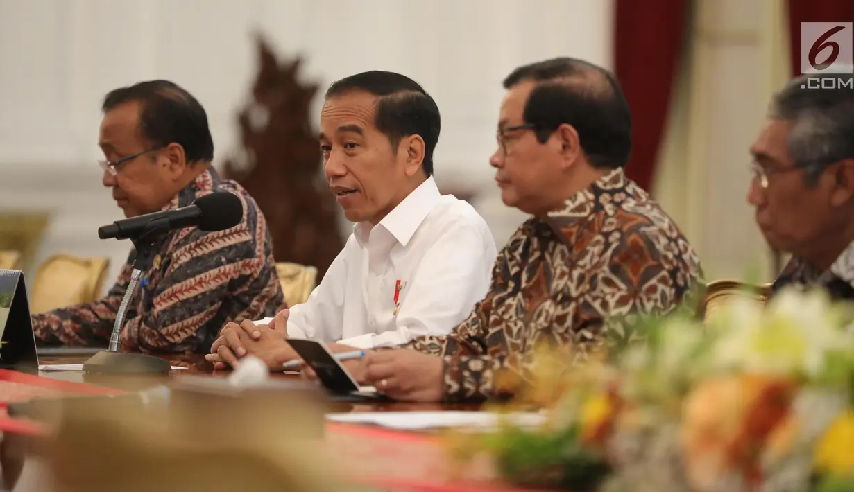 Presiden Joko Widodo (Jokowi) menerima kedatangan Badan Pemeriksan Keuangan (BPK) di Istana Merdeka, Jakarta, Kamis (19/9/2019). BPK menyerahkan Laporan Hasil Pemeriksaan (LHP) dan Ikhtisar Hasil Pemeriksaan Semester (IHPS) periode semester I/2019 kepada Presiden Jokowi. (Liputan6.com/Angga Yuniar)