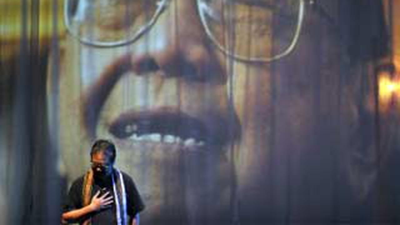 Butet Kertaredjasa membawakan monolog dalam Pentas Peringatan Setahun Wafatnya Gus Dur di Graha Bhakti Budaya, Taman Ismail Marzuki.(Antara)