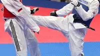 Atlet taekwondo Indonesia, Ibrahim Zarman bertarung melawan Gangmin Cho asal Korea Selatan di kelas putra under 63 Kg di lapangan taekwondo JCC, Jakarta, Rabu (22/8). Ibrahim gagal melaju ke semifinal. (Liputan6.com/Fery Pradolo)