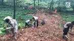 Petugas kali ini sedang melaksanakan pencarian di seputaran Longsoran kebawah Riung gunung. Disiapkan alat berat sebanyak 2 Buah beko utk mengangkut material longsor di posisi dibawah jalan.