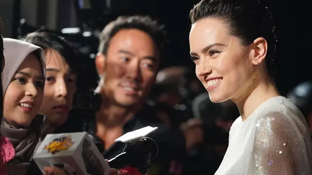 Penggemar Berat, Ini 6 Momen Roger dan Cut Meyriska Bertemu Pemain Star Wars