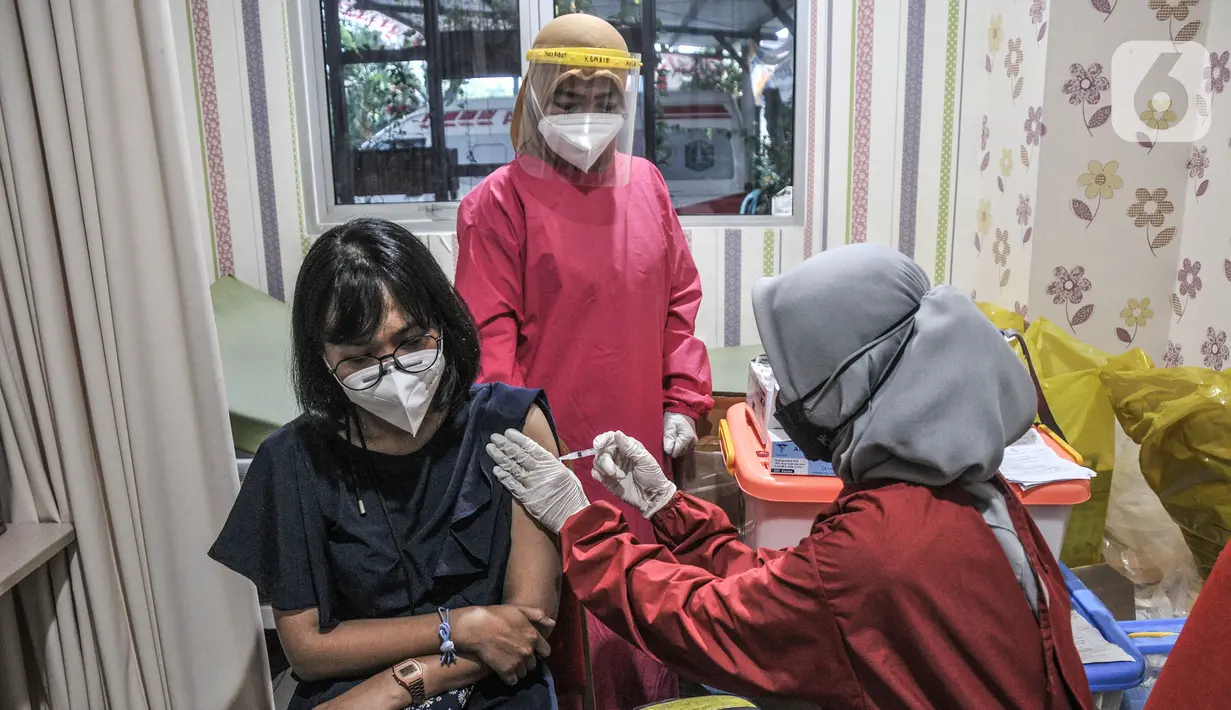 Vaksinator menyuntikkan vaksin Moderna saat vaksinasi dosis ketiga atau booster kepada tenaga kesehatan di Puskesmas Kecamatan Cilincing, Jakarta Utara, Senin (9/8/2021). Vaksinasi booster tersebut dimaksudkan untuk memberikan proteksi tambahan kepada tenaga kesehatan. (merdeka.com/Iqbal S. Nugroho)