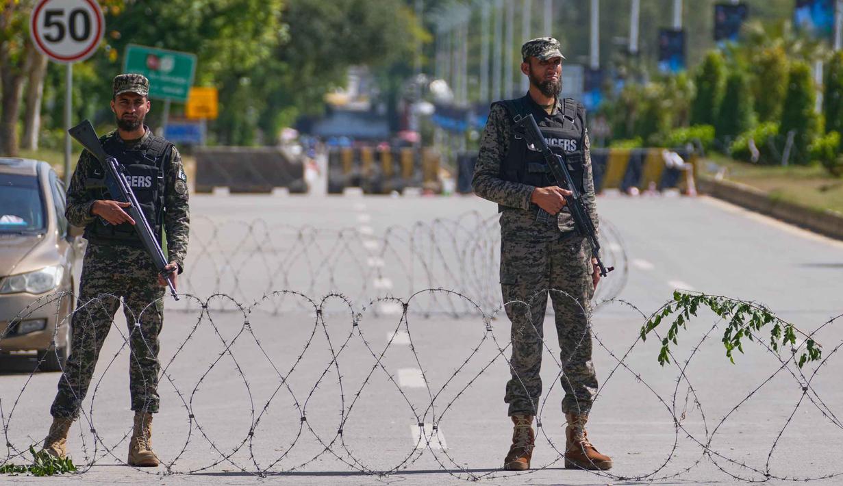 Tentara berjaga di pos pemeriksaan untuk memastikan keamanan menjelang kemungkinan negosiasi antara Amerika Serikat dan Iran di ibu kota Pakistan, Islamabad, Jumat 10 April 2026. Jelang pelaksanaan perundingan damai antara Amerika Serikat dan Iran, yang dijadwalkan berlangsung pada Jumat 10 April 2026, otoritas Pakistan memperketat keamanan di Islamabad. (AP Photo/Anjum Naveed)
