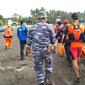 Para petugas Tim SAR gabungan berhasil menemukan jenazah Sahrul (13), satu korban wisawatan asal Kota Tasikmalaya, yang menghilang di Pantai Madasari, kawasan wisata Pangandaran Kamis (7/7/2022) lalu. (Liputan6.com/Jayadi Supriadin)