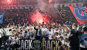 Tim PSG merayakan kemenangan di stadion Parc des Princes di Paris, Minggu, 31 Mei 2026, setelah tim tersebut memenangkan final Liga Champions melawan Arsenal di Budapest. (Foto AP/Emma Da Silva)