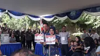 Cawagub Sylviana Murni dan suami saat mencoblos Pilkada DKI Jakarta di TPS 103 Pondok Kelapa, Jakarta Timur, Rabu (15/2/2017). (Liputan6.com/Devira Prastiwi)