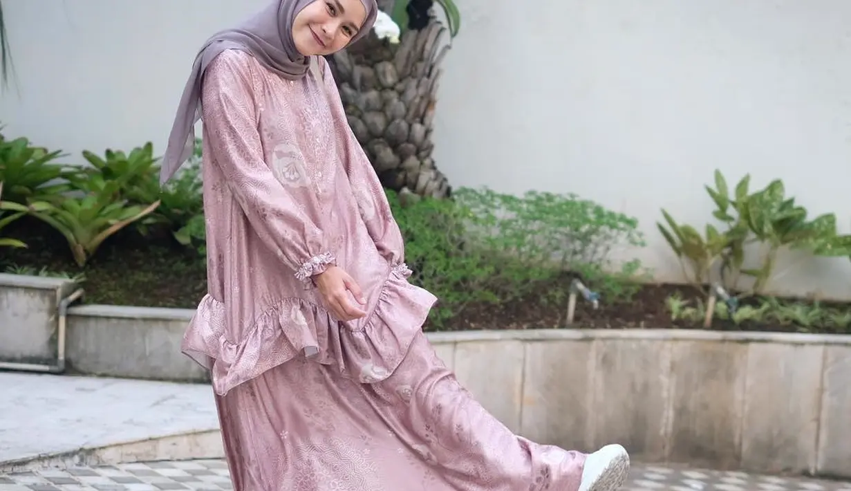 Zaskia Adya Mecca gunakan gamis berwarna pink dengan sepatu putih ini bisa jadi inspirasi para netizen yang ingin tampil keren namun tetap simpel dan santai (Liputan6.com/IG/@zaskiadyamecca).