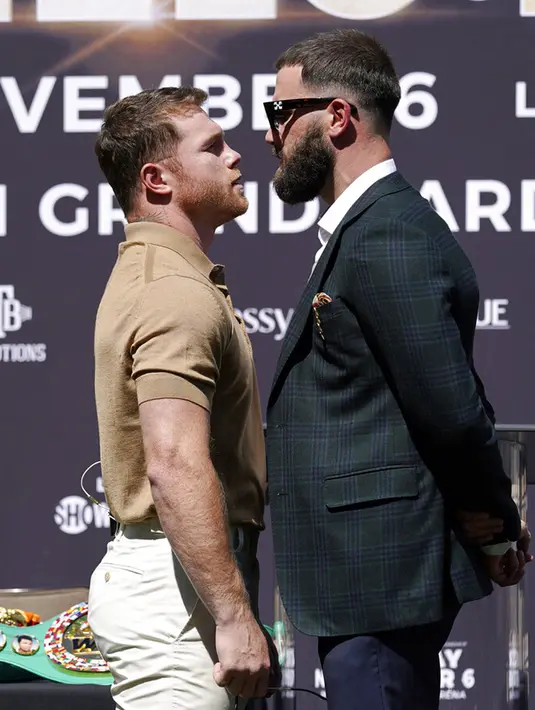Juara kelas menengah super WBC/WBO/WBA terpadu Canelo Alvarez (kiri) berhadapan dengan Juara Kelas Menengah Super IBF yang tak terkalahkan Caleb Plant saat konferensi pers di Beverly Hills, California, 21 September 2021. Pertarungan keduanya akan berlangsung di Las Vegas. (AP Photo/Mark J. Terrill)