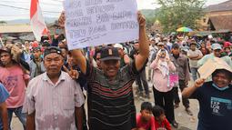 Massa menilai kebijakan penghentian tambang merugikan masyarakat luas. Mereka menilai penghentian usaha tambang berpotensi menimbulkan pemutusan hubungan kerja (PHK) massal, meningkatnya pengangguran, hingga potensi kriminalitas. (merdeka.com/Arie Basuki)