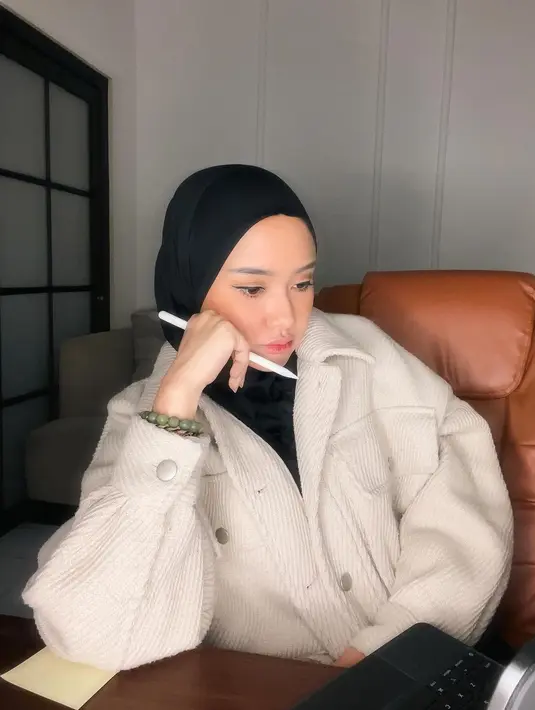 Pemeran Tiara dalam sinetron Tiara itu juga mengaku dulu kerap melakukan suntik vitamin C berbahan kimia, suntik putih dan sebagainya. Dengan menyuntikkan tersebut bisa menunjang penampilannya agar terlihat glowing dan putih. [Instagram/cita_rahayu]