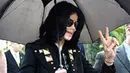 Di sini Michael Jackson terlihat mengenakan atasan, jaket, dan celana serba hitam yang sebenarnya merupakan koleksi untuk perempuan. Ini adalah penampilannya di tahun 2009 saat Michael Jackson mengenakan jaket dan rompi rancangan Givenchy. Foto: Ramey Photo/InStyle.