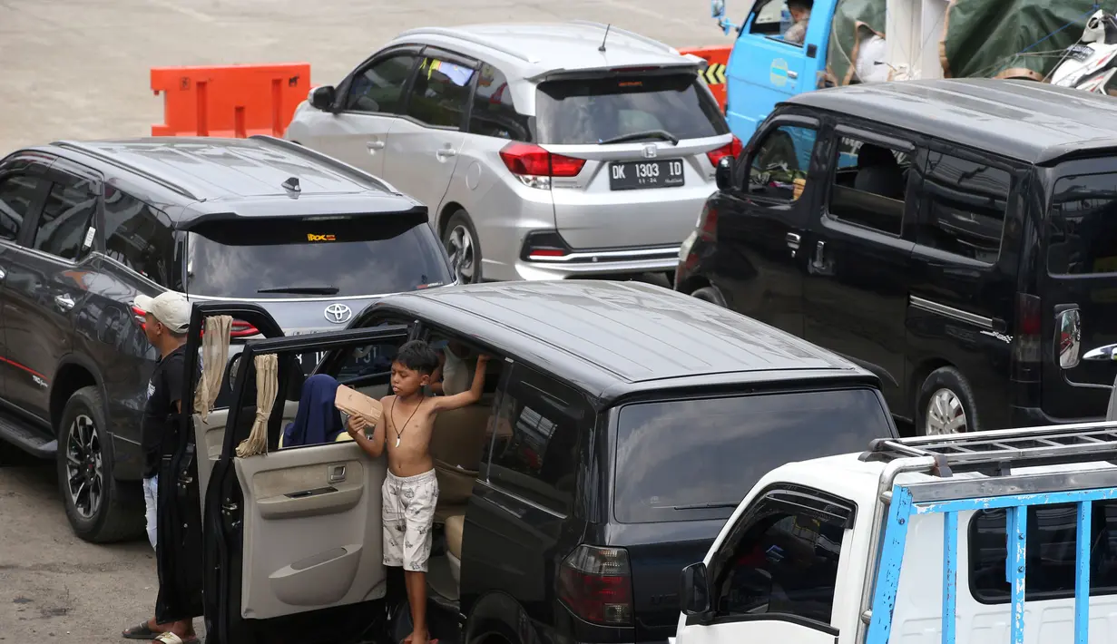Sejak Rabu (3/4/2024), puluhan ribu pemudik telah meninggalkan pulau Bali melalui Pelabuhan Gilimanuk menuju Jawa. (AP Photo/Firdia Lisnawati)