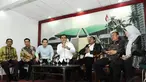 Ketua Fraksi PKB DPR, Helmy Faishal Zaini (tengah) memperkenalkan jajaran pengurus di DPR, Jakarta, Kamis (6/11/2014). (Liputan6.com/Andrian M Tunay)