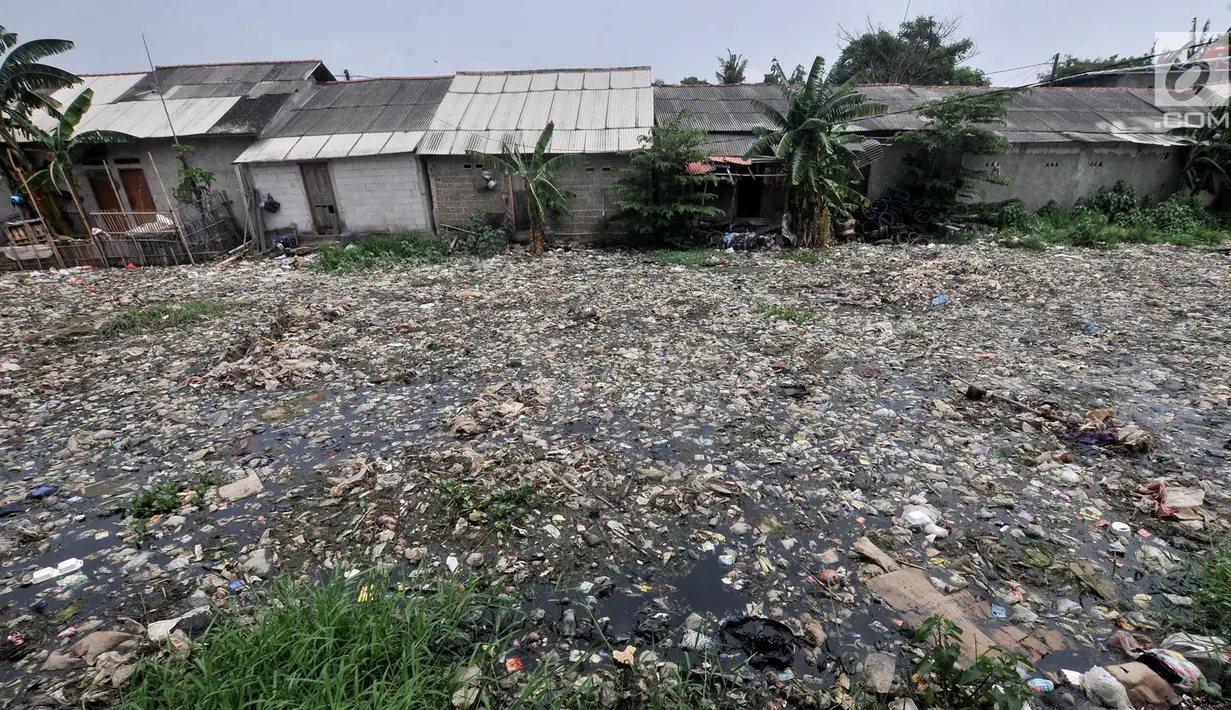 Tumpukan sampah yang memenuhi Kali Pisang Batu di Tarumajaya, Kabupaten Bekasi, Jawa Barat, Rabu (9/1). Tumpukan sampah itu memenuhi aliran Kali Pisang Batu sejak 2 bulan lalu hingga mencapai 1,5 kilometer. (Merdeka.com/Iqbal S Nugroho)