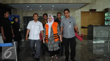 Mantan Menteri Kesehatan, Siti Fadilah Supari usai diperiksa di Gedung KPK, Jakarta, Rabu (16/11). Siti dimintai keterangan karena diduga menerima gratifikasi berupa Mandiri Traveller's Cheque (MTC) senilai Rp1,275 miliar. (Liputan6.com/Helmi Afandi)