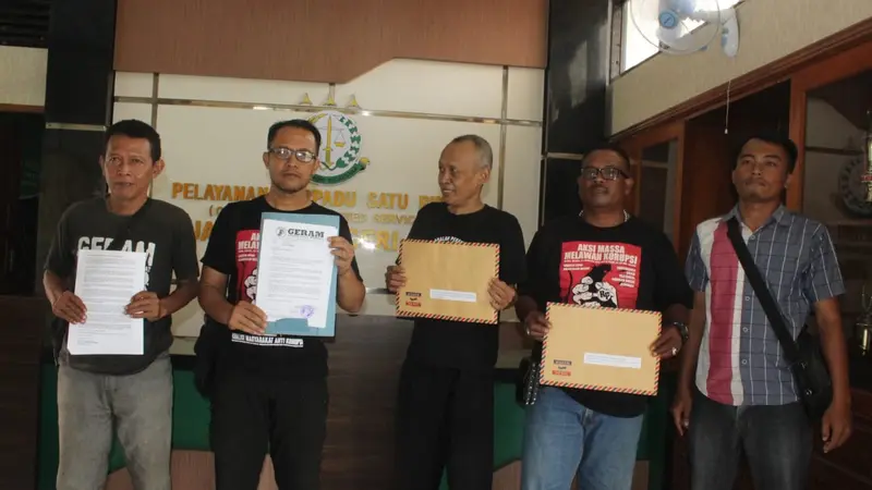 Gerakan Rakyat Menggugat (GERAM) saat Melaporkan Adanya Pungutan Janggal Jasa Pelayanan Rp6 Ribu RSUD dr R Soetijono Blora, Jawa Tengah, ke Kejaksaan Negeri Blora pada Jumat (13/3/2020). (Liputan6.com/Ahmad Adirin)