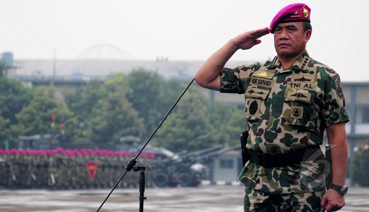 KSAL  Laksamana Ade Supandi saat mengikuti upacara penganugerahan di Cilandak, Jakarta Selatan, Kamis (2/4/2015). Ade Supandi mendapat gelar Warga Kehormatan Korps Marinir. (Liputan6.com/Yoppy Renato)