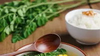 Resep Sayur Bening Daun Kelor, Superfood Kaya Nutrisi untuk Keluarga Sehat