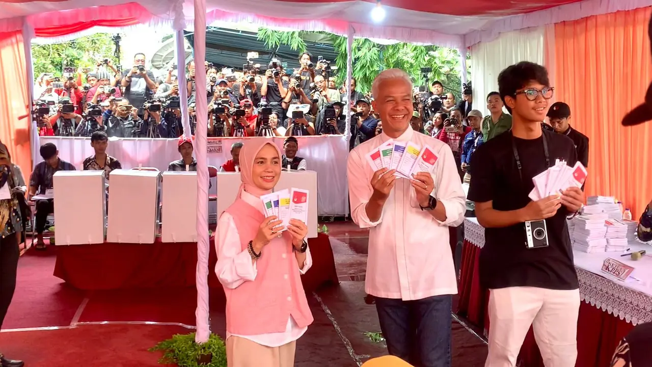 Capres nomor urut 03 Ganjar Pranowo melakukan pencoblosan di TPS 11, Lempongsari, Gajahmungkur, Semarang didampingi sang istri Siti Atikoh, anaknya Alam Ganjar, Ketua TPN Ganjar-Mahfud Arsjad Rasjid, hingga Mantan Wali Kota Semarang Hendrar Prihadi.