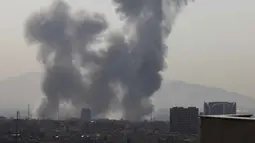 Kementerian Pertahanan Israel mengumumkan telah melancarkan serangan pendahuluan terhadap Iran. Tampak dalam foto, kepulan asap membubung setelah ledakan yang dilaporkan terjadi di Teheran, Iran, pada 28 Februari 2026. (ATTA KENARE/AFP)