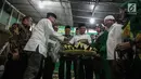 Wakil Ketua Umum (Waketum) DPP PPP Amir Uskara (tengah) memotong tumpeng selama acara Tasyakuran di Gedung DPP PPP, Diponegoro, Jakarta, Jumat (15/11). (Liputan6.com/Faizal Fanani)