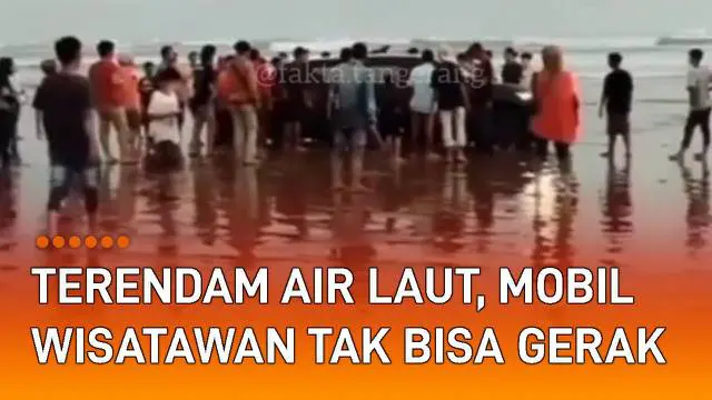 VIDEO: Terendam Air Laut, Mobil Wisatawan Tak Bisa Gerak di Pinggir Pantai