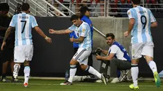 Gelandang Argentina, Ever Banega (tengah) melakukan selebrasi usai mencetak gol kegawang Chile  pada Copa America Centenario 2016 di Levi's Stadium, California, AS (7/6). Argentina menang atas Chile dengan skor 2-1. (AFP/Mark Ralston)