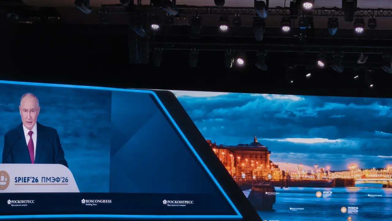 Presiden Rusia Vladimir Putin menyampaikan pidato sambutan dalam SPIEF 2026 Plenary Session di St. Petersburg, Jumat (5/6/2026).