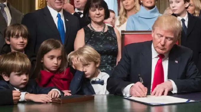 Donald Trump bersama keluarga besar saat tengah menandatangani kesepakatan kabinet (AP)