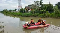 Tim gabungan tengah melakukan pencarian kakek berusia 100 tahun yang dikabarkan hanyut ke Sungai Cijalupang, Bandung, Sabtu, 8 Oktober 2022. (Istimewa) (Liputan6.com/Dikdik Ripaldi).