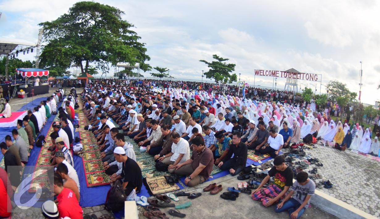 Warga melakukan salat gerhana matahari di Pantai Tanjung Kelayang, Tanjung Pandan,  Belitung, Rabu,  (9/4/ 2016). Salat gerhana tersebut diadakan sebagai ungkapan syukur atas kuasa Allah SWT. (Liputan6.com/Gholib)