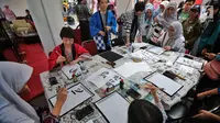 Pengunjung belajar menulis huruf kanji saat acara Jak-Japan Matsuri 2018 di komplek Gelora Bung Karno, Senayan, Jakarta, Sabtu (8/9). Jak-Japan Matsuri 2018 kembali diselenggarakan selama dua hari, yakni 8-9 September. (Liputan6.com/Faizal Fanani)