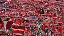 Fans Bayern Muechenmerayakan kemangan timnnya dalam lanjutan Bundesliga di Stadion Allianz Arena, Muenchen, Minggu (4/10/2015). Muenchen menang telak 5-1 atas Dortmund. (REUTERS/Michael Dalder)
