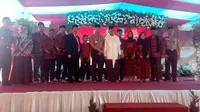 Kapolda Jabar Irjen Pol. Agung Budi Maryoto memberikan santunan di sela-sela deklarasi pemilu damai di Garut (Liputan6.com/Jayadi Supriadin)
